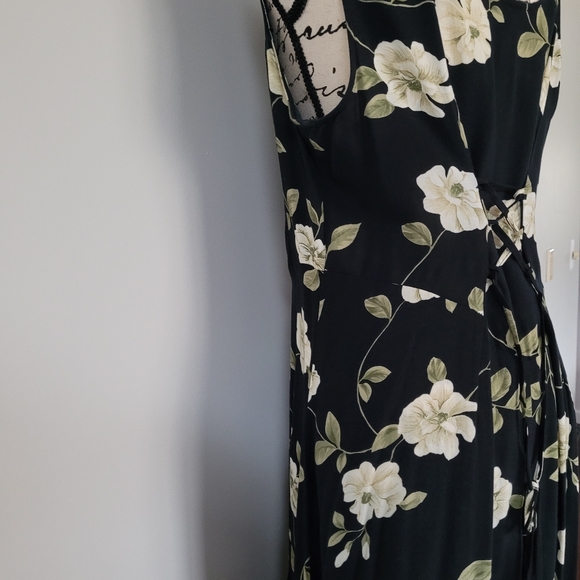 Flowered Maxi Dress - Picture 3 of 12